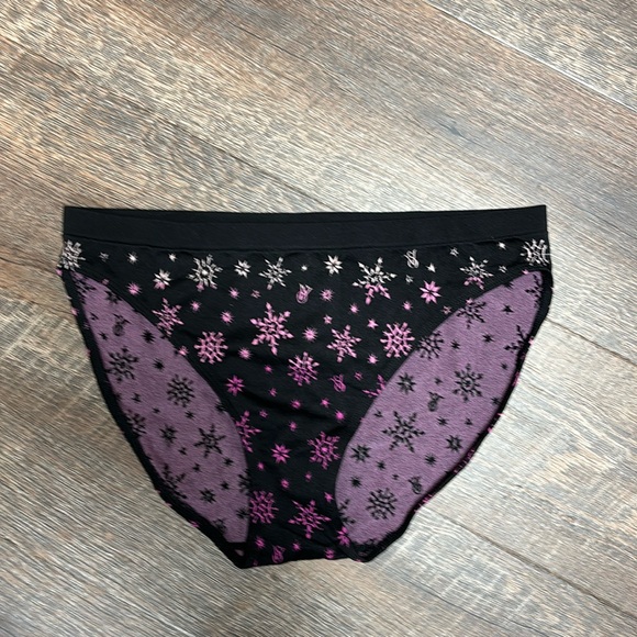 🎁 NWT Victoria’s Secret black & pink snowflake bikini Panty size M - Picture 1 of 5